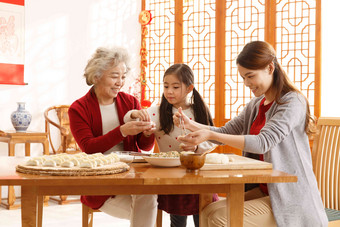 幸福家庭过年包饺子