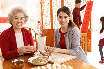 幸福家庭过年包饺子