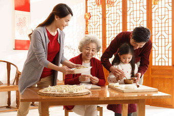 幸福家庭过年包饺子