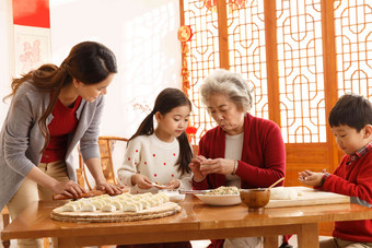 幸福家庭过年包饺子