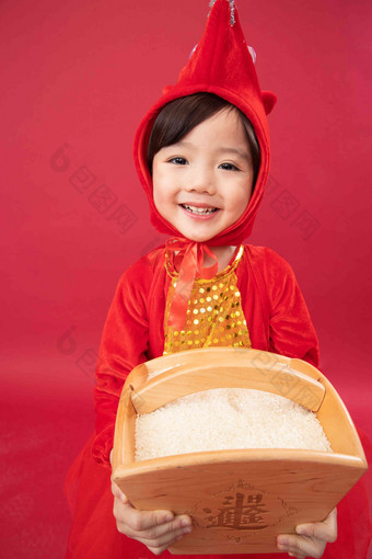 小男孩戴着小老鼠帽子端着米仓