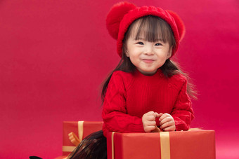 幸福的小女孩趴在礼物<strong>包装盒</strong>上