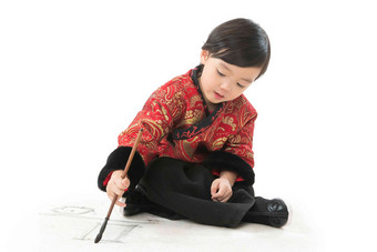 可爱的小男孩坐在地上画画