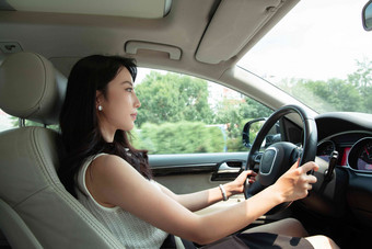 漂亮的青年女人驾车