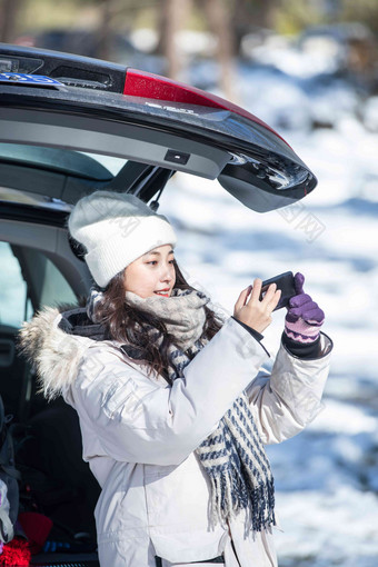 户外自驾游的青年女人使用手机
