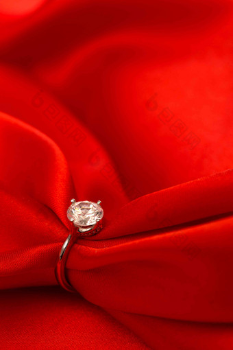红丝绸和钻石戒指
