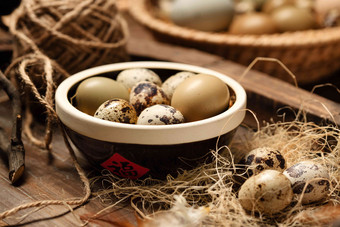 中国元素的碗盛鹌鹑蛋鸡蛋