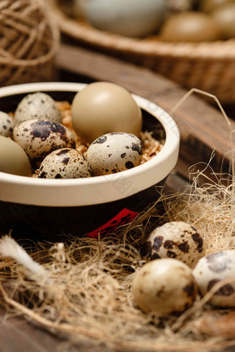 中国元素的碗盛鹌鹑蛋鸡蛋