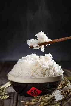 一碗热米饭和筷子