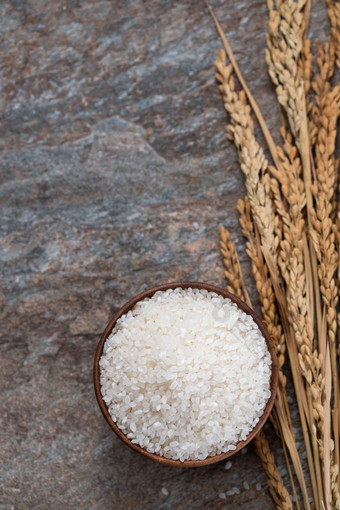一碗大米和水稻