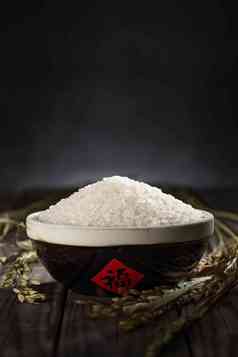 传统特色碗盛的大米和水稻
