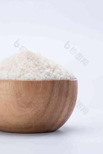 白背景下的一碗大米