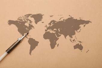 世界地图与钢笔