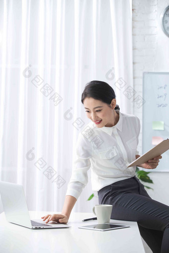 青年商务女人使用笔记本电脑办公
