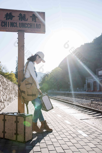 青年女人站在火车站站台上