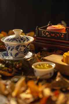 月饼与中式茶杯