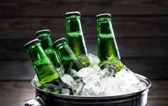 冰块和冰镇玻璃瓶啤酒