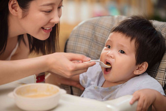 妈妈喂宝宝吃饭