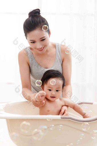 妈妈给宝宝洗澡