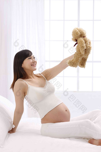 孕妇拿着玩具熊