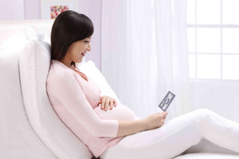 孕妇拿着超声波照片