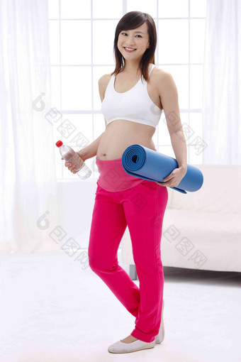 孕妇拿着瑜伽垫