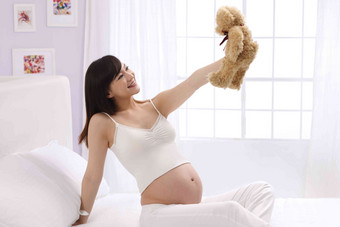 孕妇拿着玩具熊