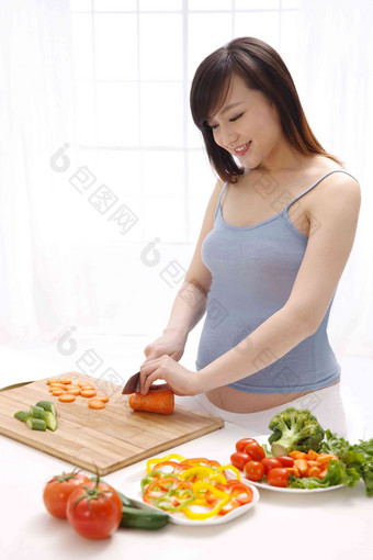 孕妇切菜做饭