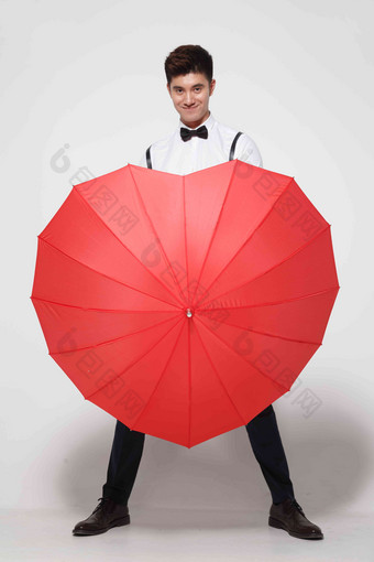 青年男人拿着<strong>心</strong>形红雨伞