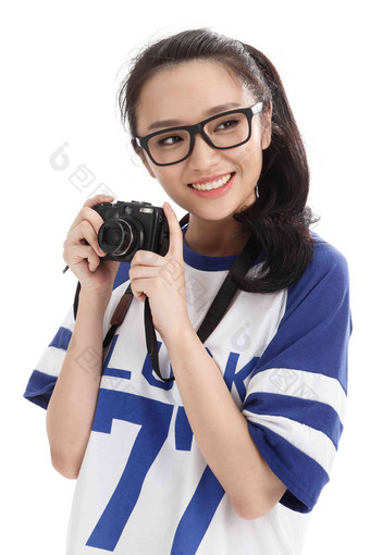年轻女人拿着照相机