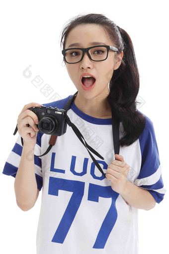 年轻女人拿着照相机
