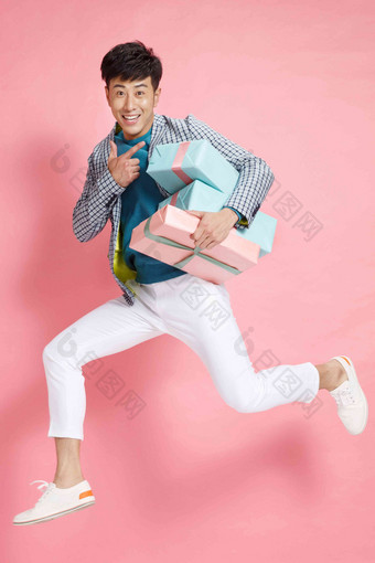 时尚年轻男人拿着礼盒