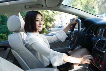 青年女人开车