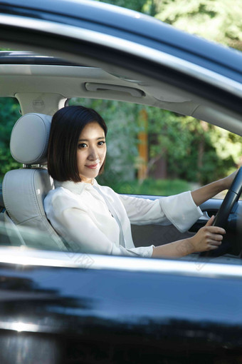 青年女人开车