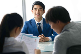 商务男女在办公室