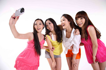 四个青年女人拍照