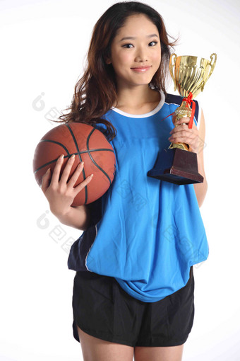 东方青年女篮球运动员拿着奖杯