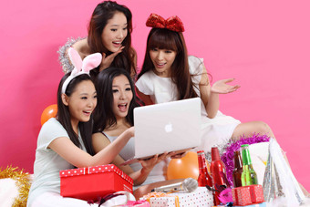 四个青年女人看电脑