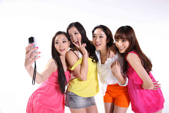 四个青年女人拍照