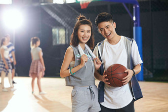 青年男女在篮球馆