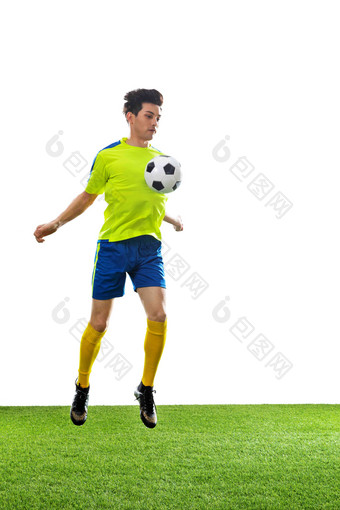一名男足球运动员踢球