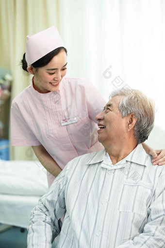 护士和患者在病房里