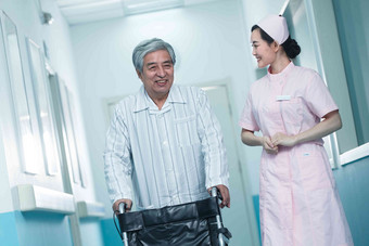 护士和老年男人在医院走廊