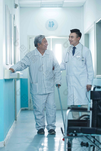医生和老年男人在医院<strong>走廊</strong>