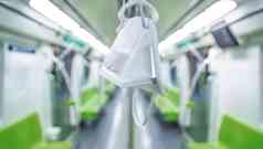悬挂在地铁车厢里的N95口罩