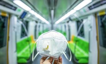 地铁车厢里的N95口罩