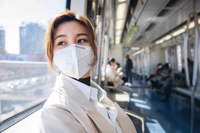 青年女人乘坐地铁安全高清场景