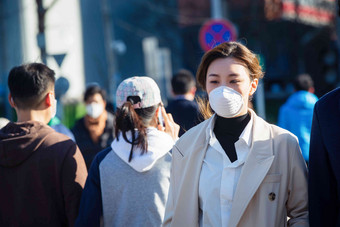 青年女人戴口罩在<strong>户外</strong>行走