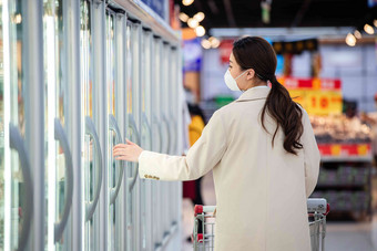 戴口罩的青年女人在<strong>超市</strong>购物