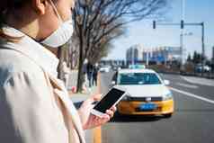 青年女人路边打出租车